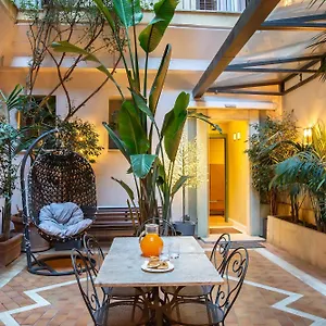 Hotel White, Roma